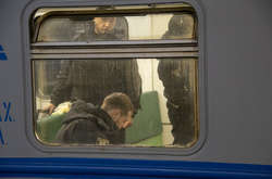 В електричці на Дарницькому вокзалі Києва пасажири виявили труп (фото, відео)