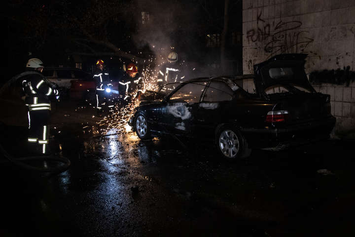 На Лук’янівці вщент згорів BMW (фото, відео)