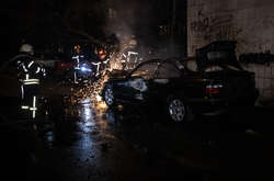 Щоб ліквідувати загоряння, рятувальники розкривали капот за допомогою бензорізу