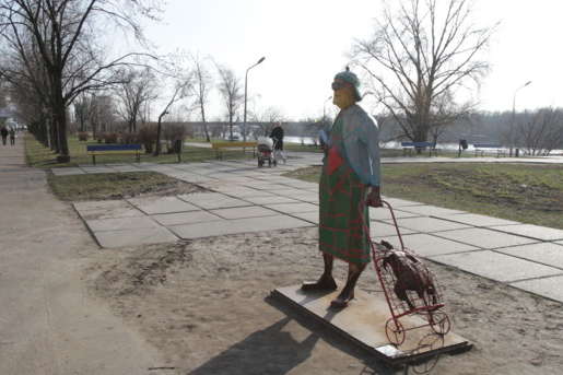 Вандали спотворили скульптуру бабусі з кравчучкою на Русанівці