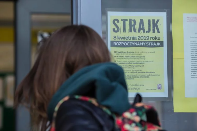 Около 80% учителей Польши устроили страйк, все школы страны не работают