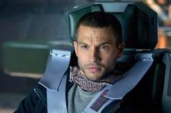 Жена Логана Маршалла-Грина публично обвинила актера в измене и подала на развод