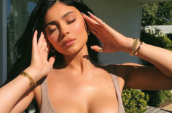 Cамая молодая миллиардерша Кайли Дженнер показала, как выглядеть нежно в откровенном наряде