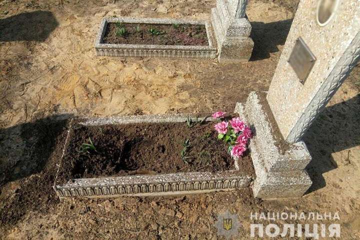 В Донецкой области мирная жительница подорвалась во время уборки на кладбище