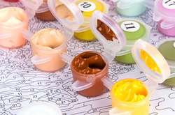 Умер создатель формата «живописи по номерам», который покорил мир