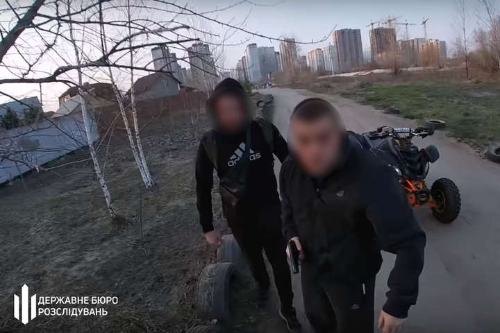 У Києві поліцейський зі зброєю напав на водія квадроцикла (фото, відео)