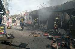 Внаслідок пожежі вогнем пошкоджені внутрішня обшивка, меблі, торговельне обладнання, вітрина та віконні рами кіосків