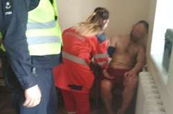 Правоохоронці забрали молодого чоловіка з багатоповерхівки та викликали швидку допомогу