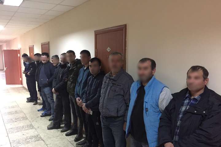 <span lang="UK">Затримані мігранти з Республіки Азербайджан та Грузії </span> - Поліція виявила на ринку «Столичний» групу нелегалів