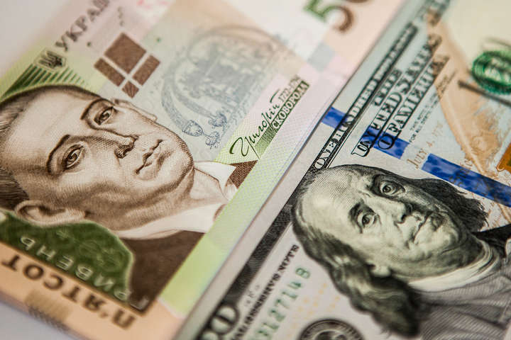 У березні українці почали активніше скупляти валюту