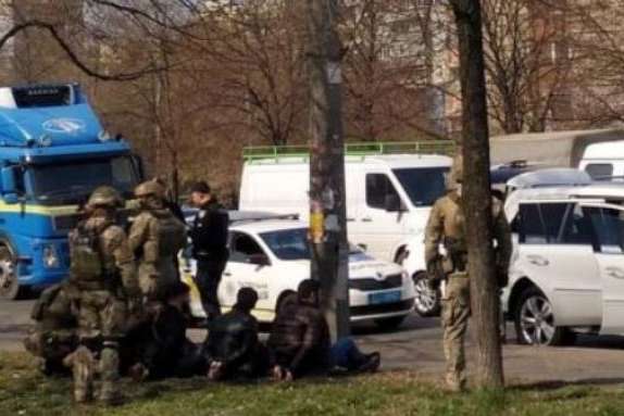 Спецоперація у Києві: затримано чотирьох озброєних кавказців (відео)