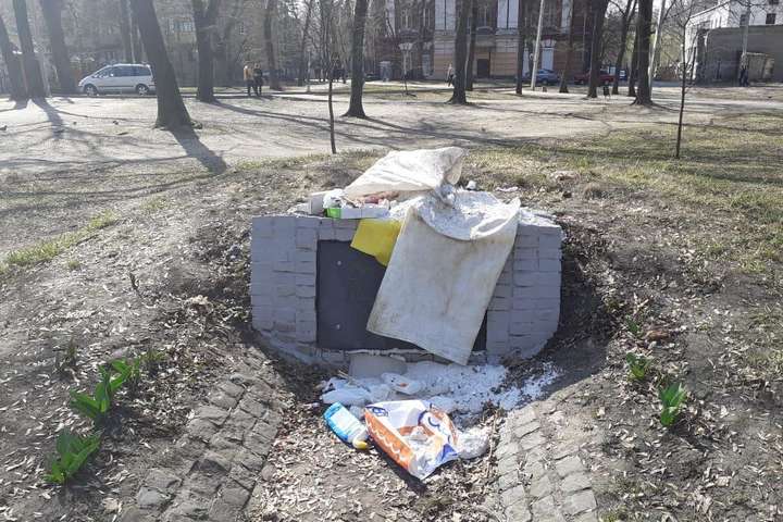 У Харкові вандали закидали сміттям пам’ятник воїнам УПА (фото)
