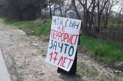  Зарема Мамутова вийшла на одиночний пікет, висловлюючи свою незгоду з вироком сину 