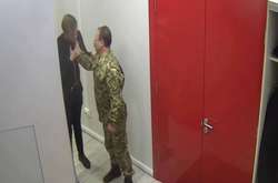 Барна побився із представником Зе-команди: ухопив за горло і порвав сорочку