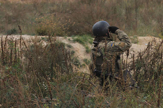 На Донбасі окупанти гатять з артилерії та мінометів: загинув військовий