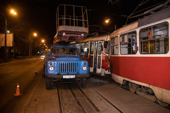 У Києві лоб в лоб зіткнулися трамваї: є постраждалі (фото, відео)
