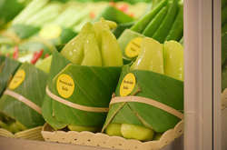 В супермаркете Таиланда вместо пластиковых пакетов используют листья для упаковки