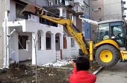 У Києві почали зносити незаконні прибудови до будинків