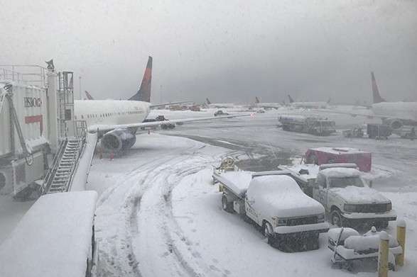 Через снігопад не працюють кілька аеропортів у Канаді
