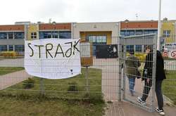 Безстроковий протест вчителів у Польщі розпочався якраз перед проведенням ключових екзаменів для молодших та середніх класів