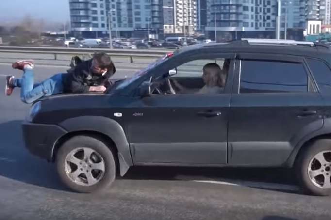 Жінка-водій Hyundai близько 500 м провезла пішохода на капоті (відео)