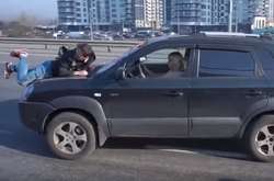 Жінка-водій Hyundai близько 500 м провезла пішохода на капоті (відео)