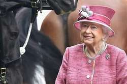 92-летняя королева Елизавета прокатилась верхом на лошади в парке