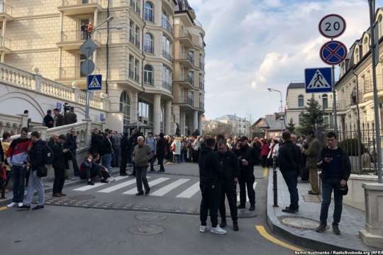 Более ста человек устроили акцию протеста под офисом Зеленского
