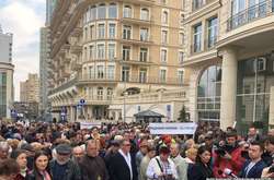  Правопорушників оперативно відтіснили співробітники поліції, котрі стежать на мітингу за порядком 