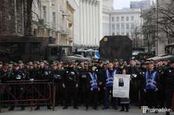 «Нацкорпус» и «Нацдружины» устроили пикет под силовыми ведомствами и Администрацией президента