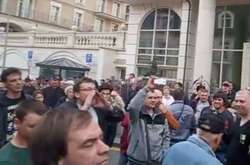 Ця людина почала критикувати Порошенка на мітингу прихильників діючого президента