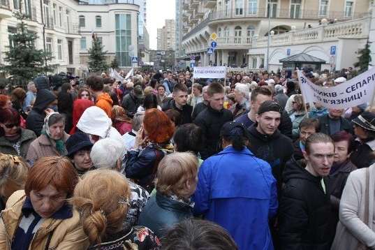 На мітингу у Києві зчепилися прихильники та противники Зеленського
