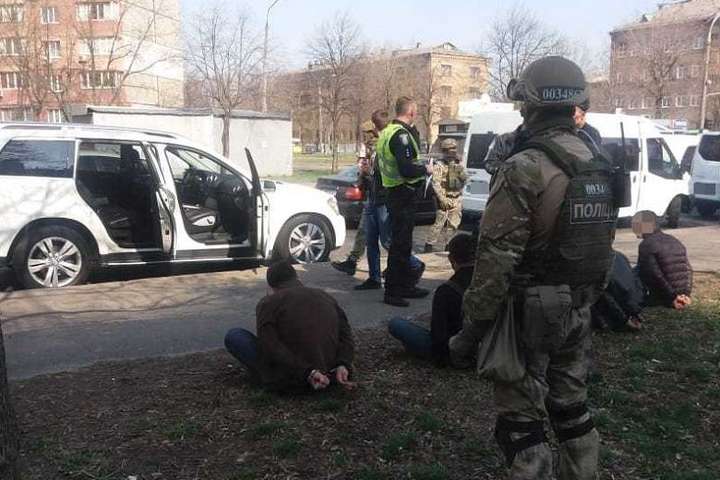 У Києві затримали банду іноземців-рекетирів (фото, відео)