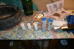 Під час обшуку поліція виявила лабораторне обладнання, хімічні речовини, реактиви, ваги, речовину, схожу на амфетамін