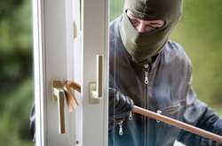 Зловмисники проникли до помешкання через вікно