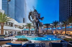 В Лас-Вегасе установили 18-метрового демона Дэмиена Херста стоимостью в $14 миллионов