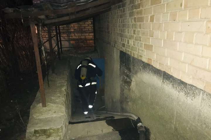 Під Києвом під час пожежі у підвалі будинку ледь не загинув чоловік