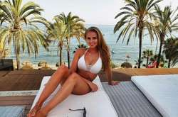 Пишногруда Софі. Ефектні фото дівчини воротаря «Арсенала» Бернда Лено