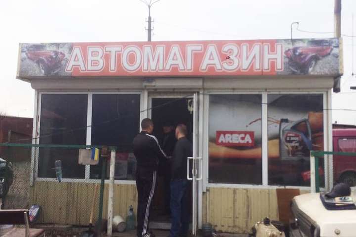 Продуктові кіоски, «автомагазин» і торговельні ряди: у Києві зносять МАФи (фото)