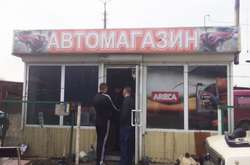 Продуктові кіоски, «автомагазин» і торговельні ряди: у Києві зносять МАФи (фото)