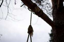 У Києві мати знайшла свого сина повішеним у дворі будинку