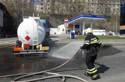  Рятувальники, які прибули на місце події, провели комплекс необхідних робіт зі змиву палива 