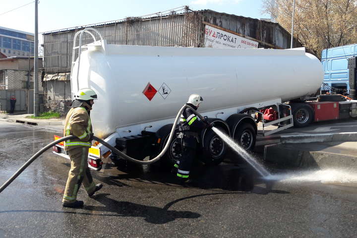 В Харькове из-за повреждения цистерны на дорогу вытекло 7 тонн бензина