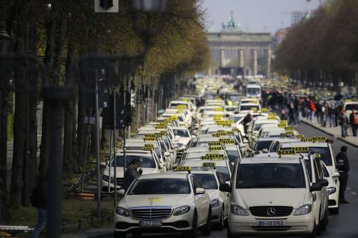 Берлінські таксисти влаштували масові протести