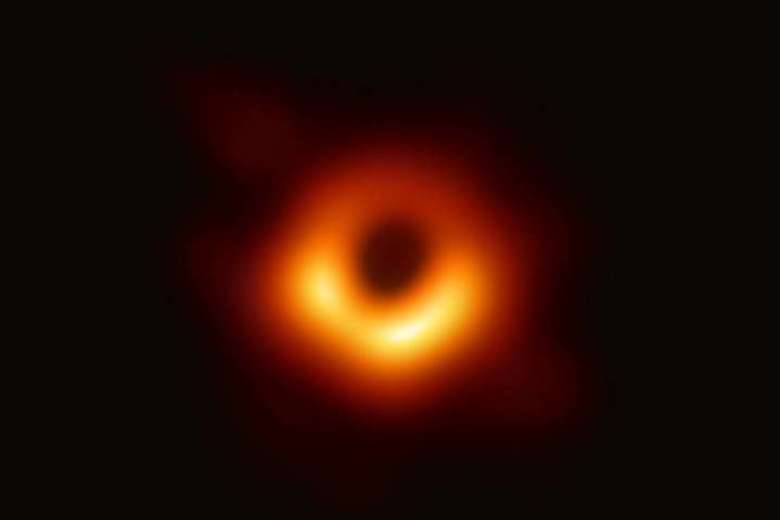 Астрономи показали перше в історії фото чорної діри