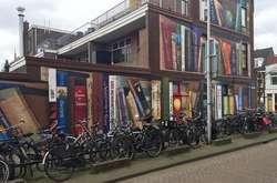 Уличные художники превратили жилой дом в Утрехте в книжный стеллаж