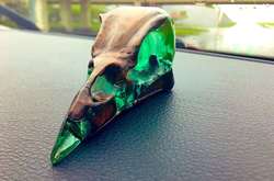 Художник использует смолу для создания произведений искусства, которые выглядят как магические предметы