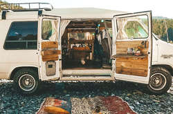 Невероятные фургоны и автобусы, превращенные в мобильные дома