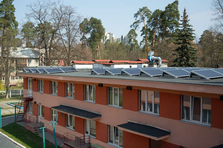 У чотирьох навчальних закладах Києва встановлено сонячні панелі (фото)