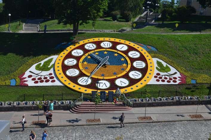 Квітковий годинник у центрі Києва демонтують
